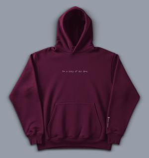 'I'm a story of our time' women's organic hoodie in burgundy